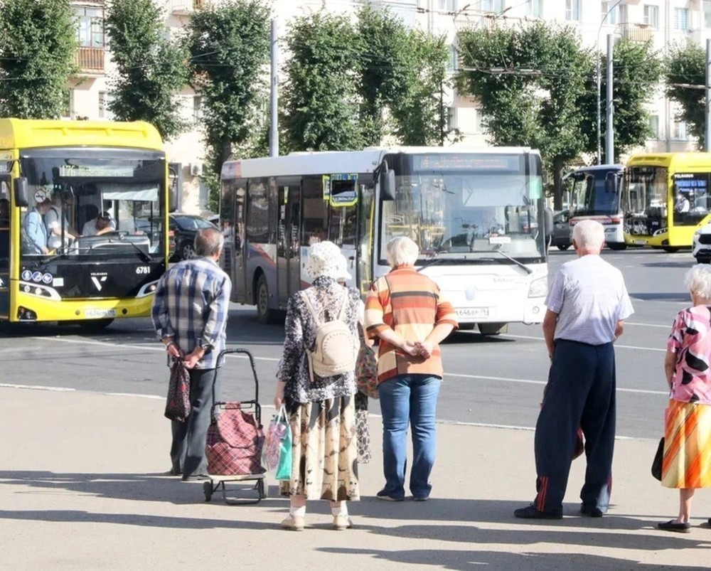 Что делать в ярославле. Остановка доп Ярославль. Транспорт Ярославль. Проект автобуса. Пассажиры в транспорте.