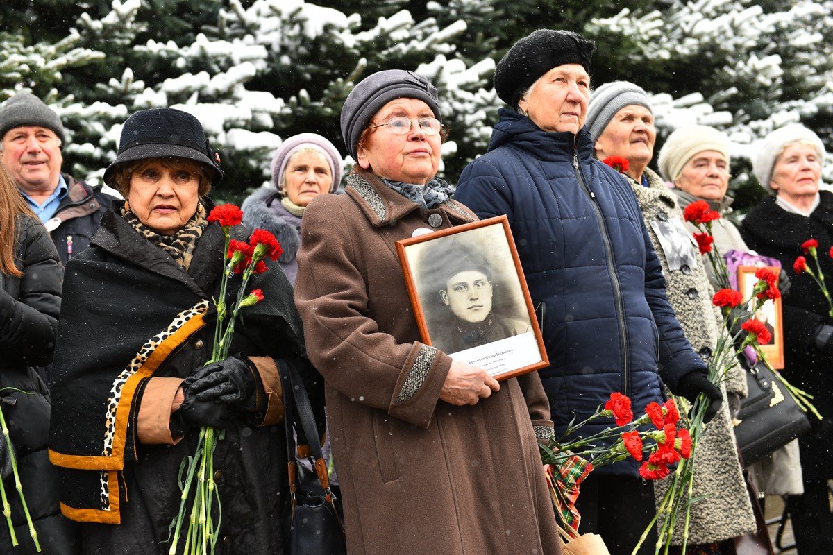 День памяти жертв политических. День репрессированных. Памяти жертв репрессий. День жертв политических репрессий. Митинг памяти жертв политических репрессий.