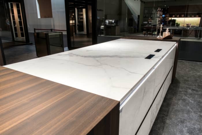 Seamless kitchen countertop, integrating a hidden induction hob.