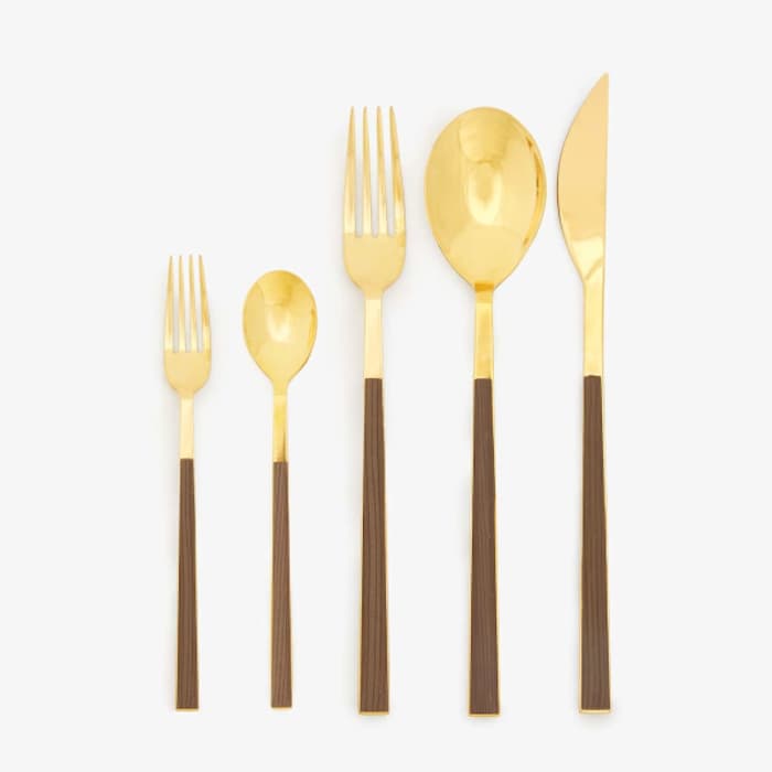 Minimalist wood-looking cutlery set by Zara Home. Minimalist wood-looking cutlery set by Zara Home.