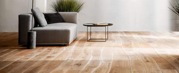 Curved wood floor that minimes production scraps.