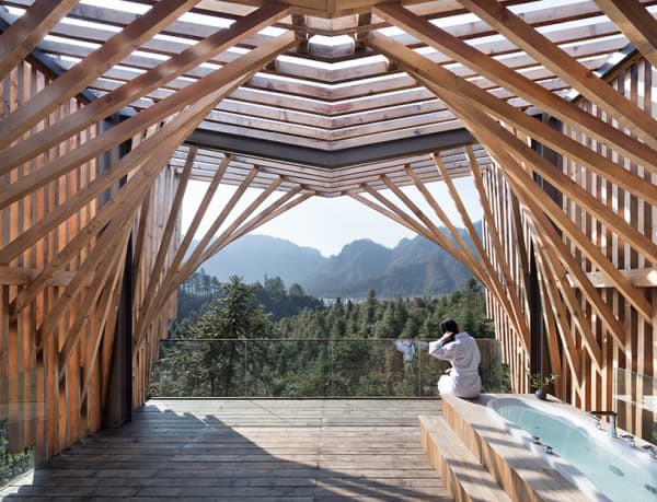 View of the patio with the bathtub.