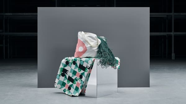 A tote bag and a tablecloth from IKEA's MUSSELBLOMMA collection.