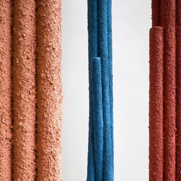 Close-up of the sawdust covering.