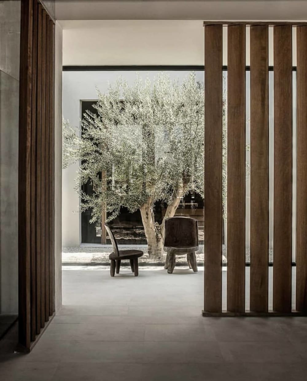 Biophilic outdoor space with a rustic vibe: clean wood panelling with organic chairs.<span class="sr-only"> (opened in a new window/tab)</span>