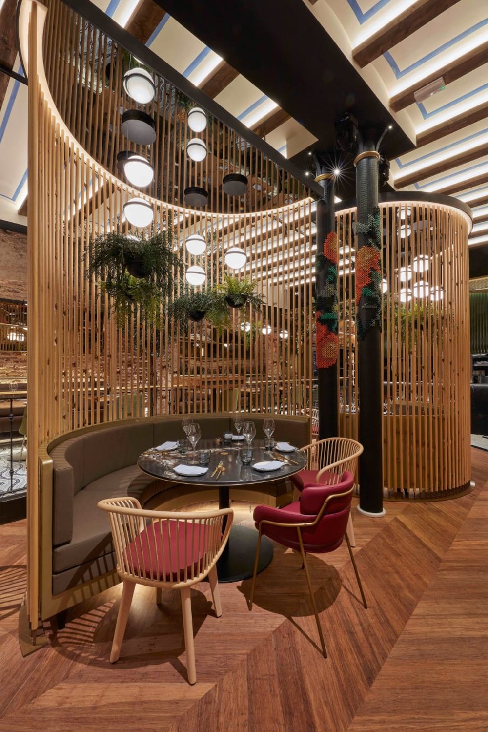 Table enclosed by a floor-to-ceiling curved wall panel.<span class="sr-only"> (opened in a new window/tab)</span>