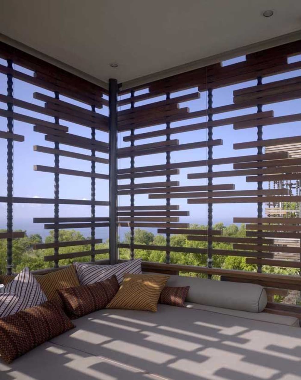 Wood partition shielding a terrace from the outdoor.<span class="sr-only"> (opened in a new window/tab)</span>