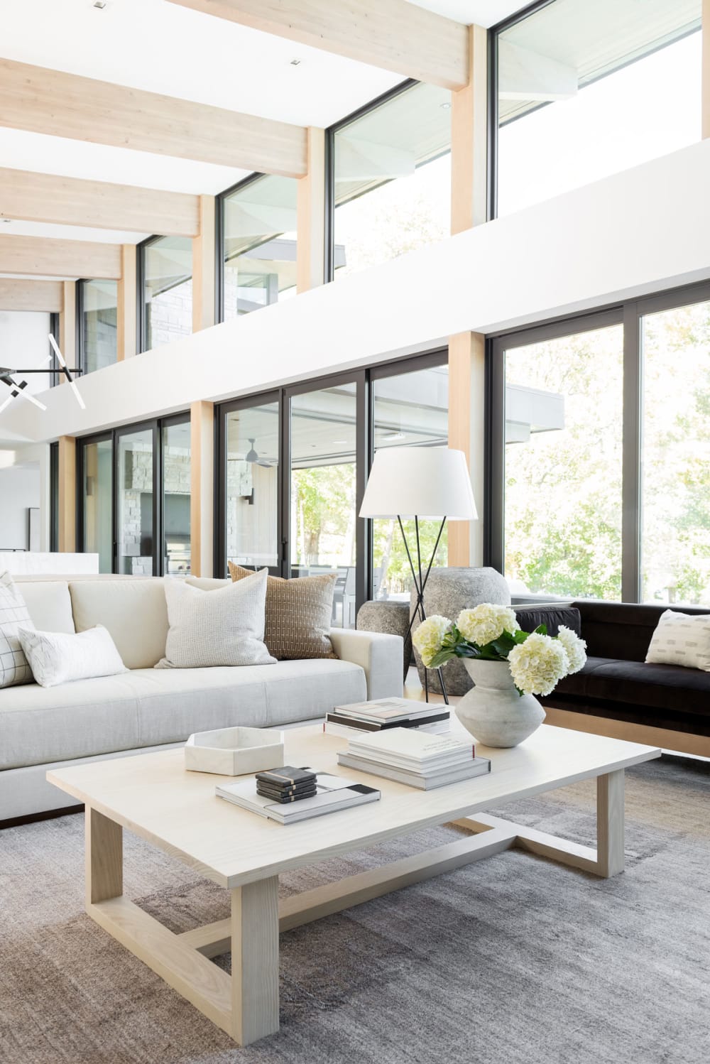 Minimal living room with a vase full of white hydrangea flowers.<span class="sr-only"> (opened in a new window/tab)</span>