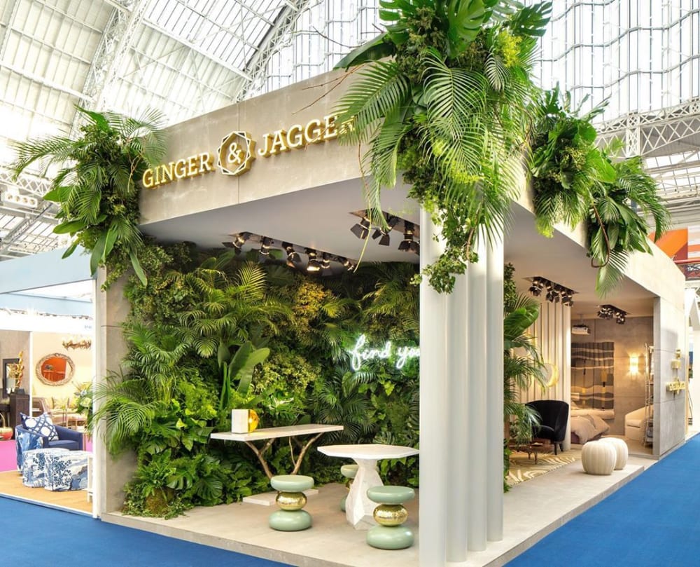 Booth whose back wall is entirely covered in greenery.<span class="sr-only"> (opened in a new window/tab)</span>