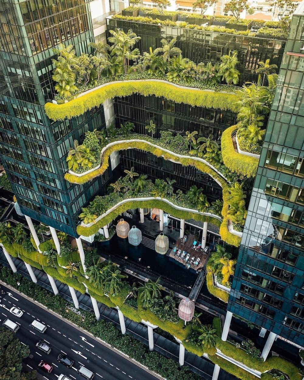 Detail of a green building in the middle of the city.<span class="sr-only"> (opened in a new window/tab)</span>