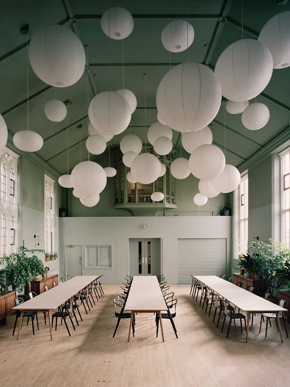 Biophilic dining room with Tranquil Dawn ceiling.<span class="sr-only"> (opened in a new window/tab)</span>