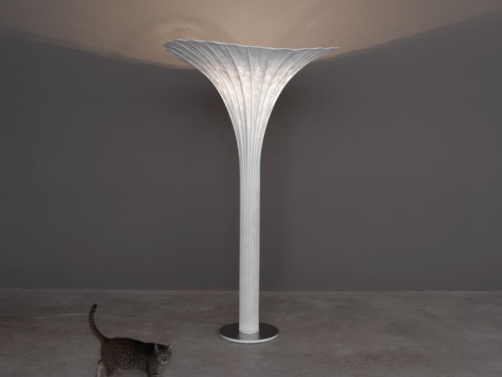 Floor lamp looking like a blooming flower bulb.<span class="sr-only"> (opened in a new window/tab)</span>