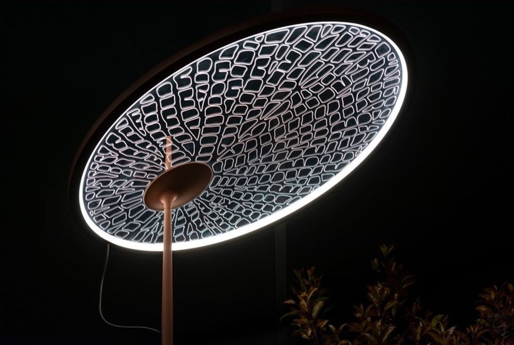 Lamp whose lighting surface reproduced the pattern of a leaf.<span class="sr-only"> (opened in a new window/tab)</span>