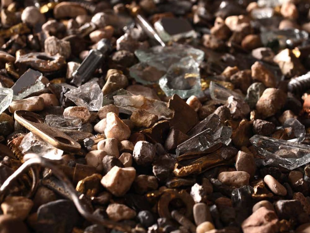 Close-up of crushed pieces of wood mixed with other materials like glass, plastics etc.<span class="sr-only"> (opened in a new window/tab)</span>