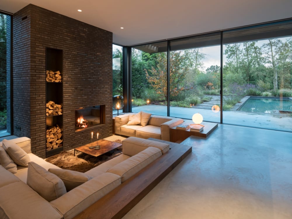 Biophilic living room with big windows leaving the view to the outside totally open.<span class="sr-only"> (opened in a new window/tab)</span>