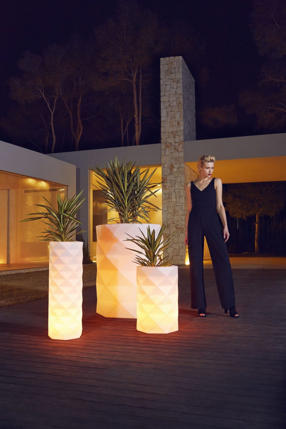Outdoor planters that double as ambient light.<span class="sr-only"> (opened in a new window/tab)</span>
