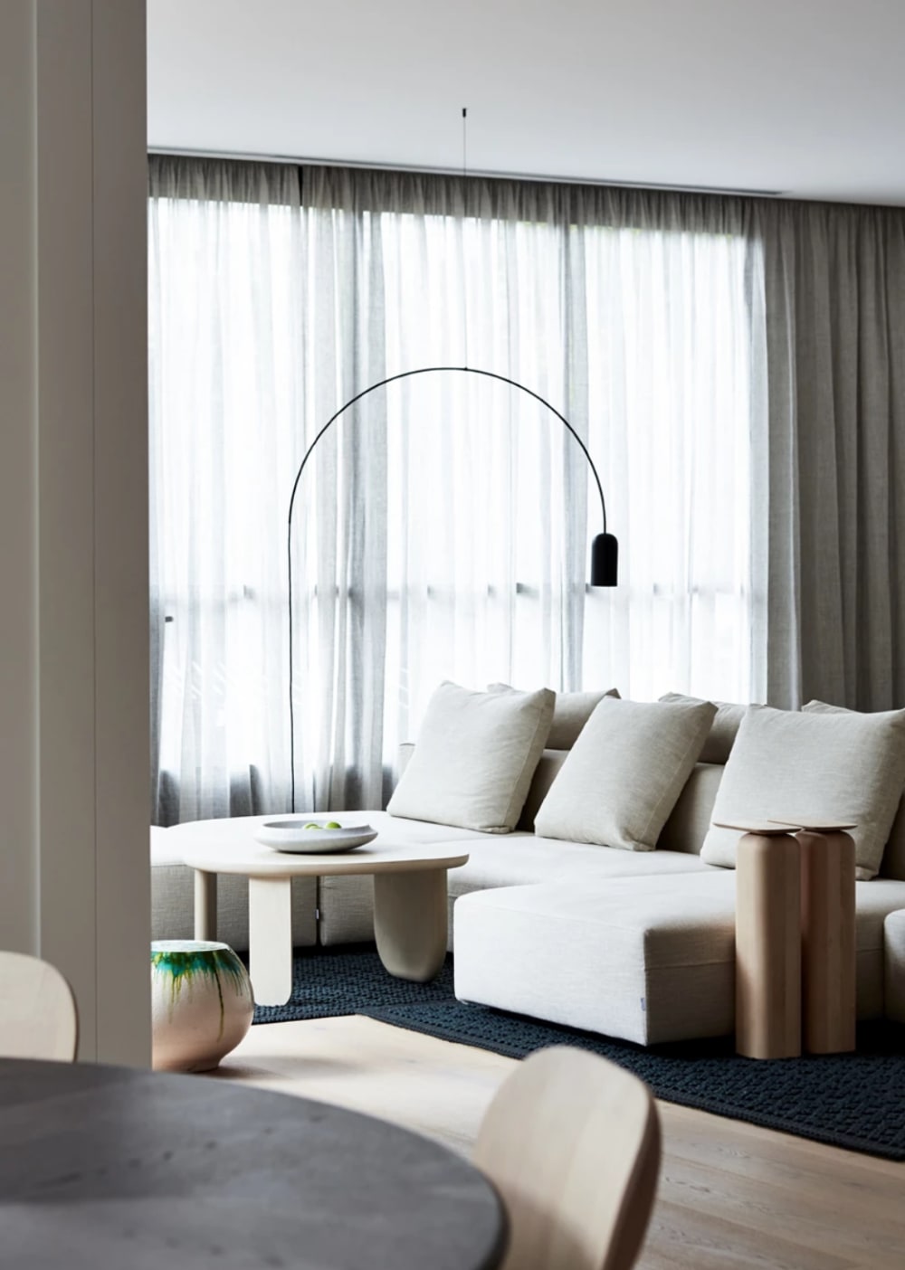 A relaxing minimal living room design, perfect place to enjoy a moment of calm and silence.<span class="sr-only"> (opened in a new window/tab)</span>