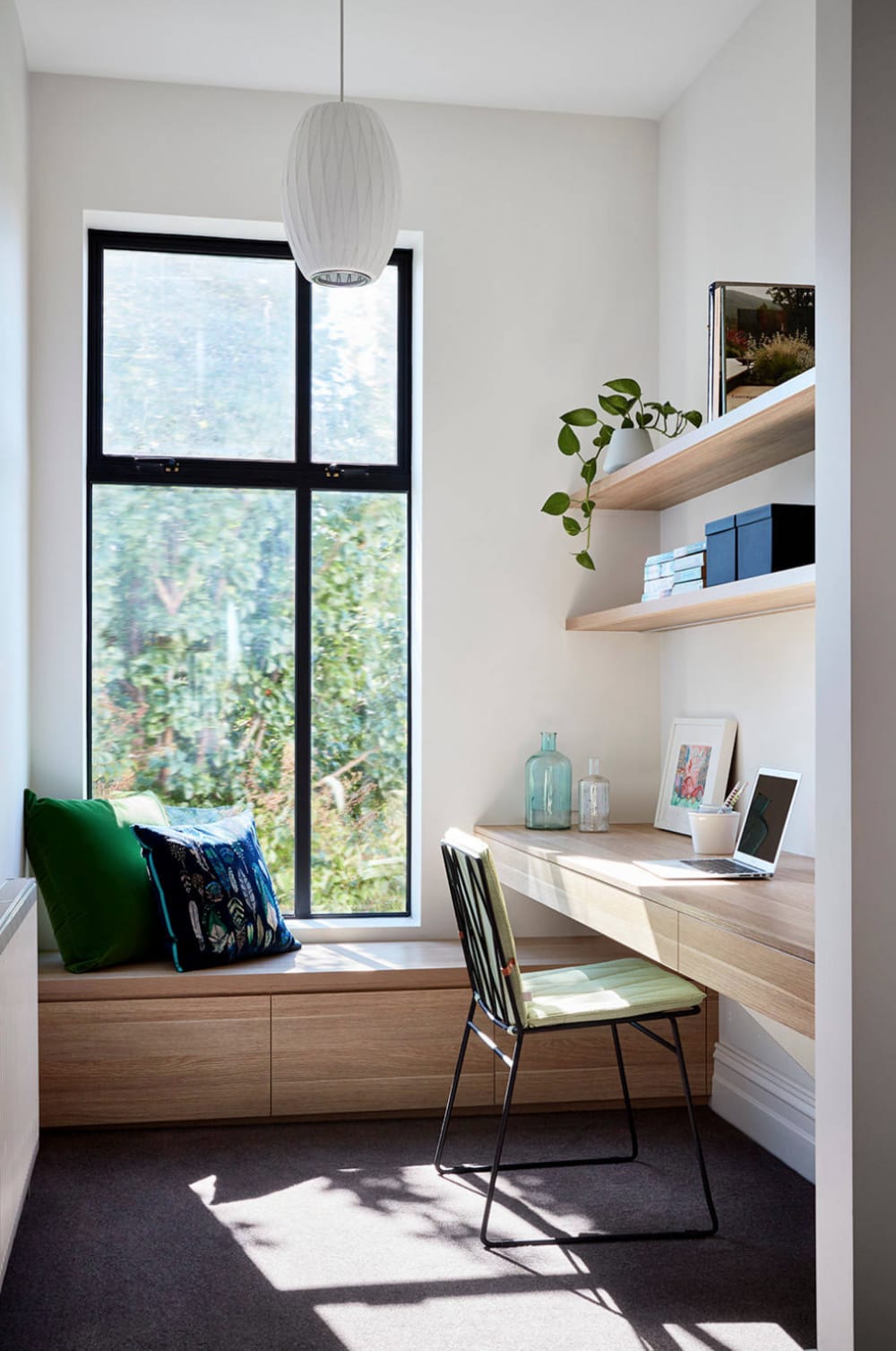Contemporary home office full of sunlight and with minimal furniture.<span class="sr-only"> (opened in a new window/tab)</span>