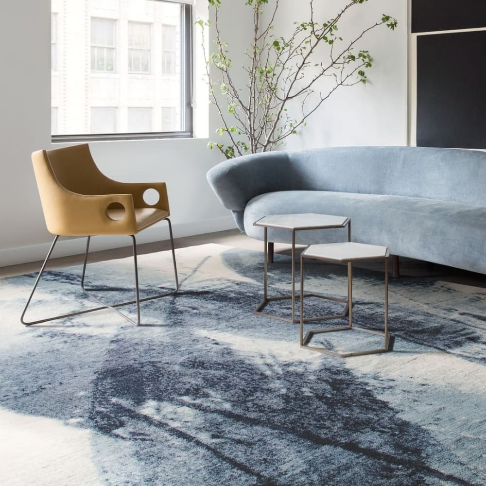 Contemporary room with a GoodWeave™ certified rug.<span class="sr-only"> (opened in a new window/tab)</span>