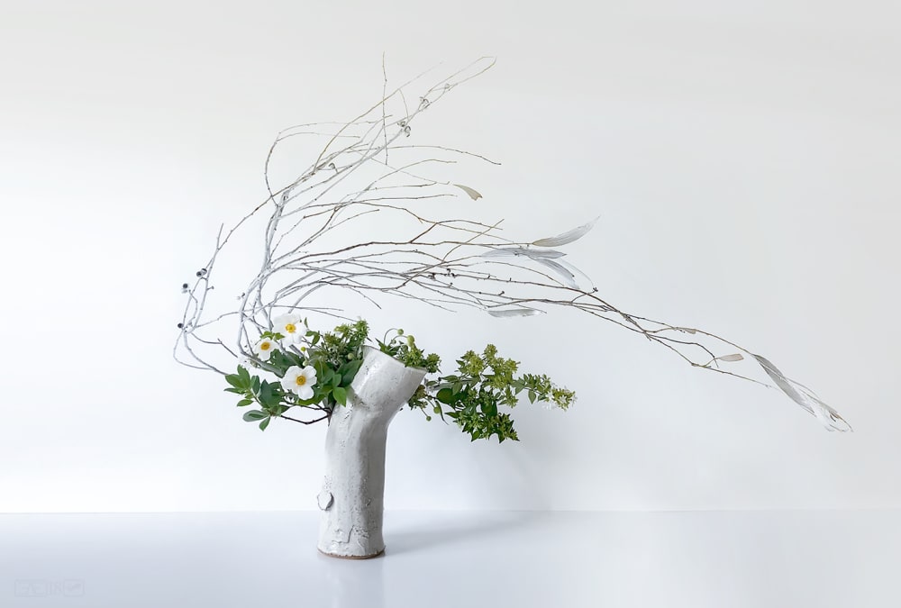 Ikebana arrangement with highly bended stems.<span class="sr-only"> (opened in a new window/tab)</span>