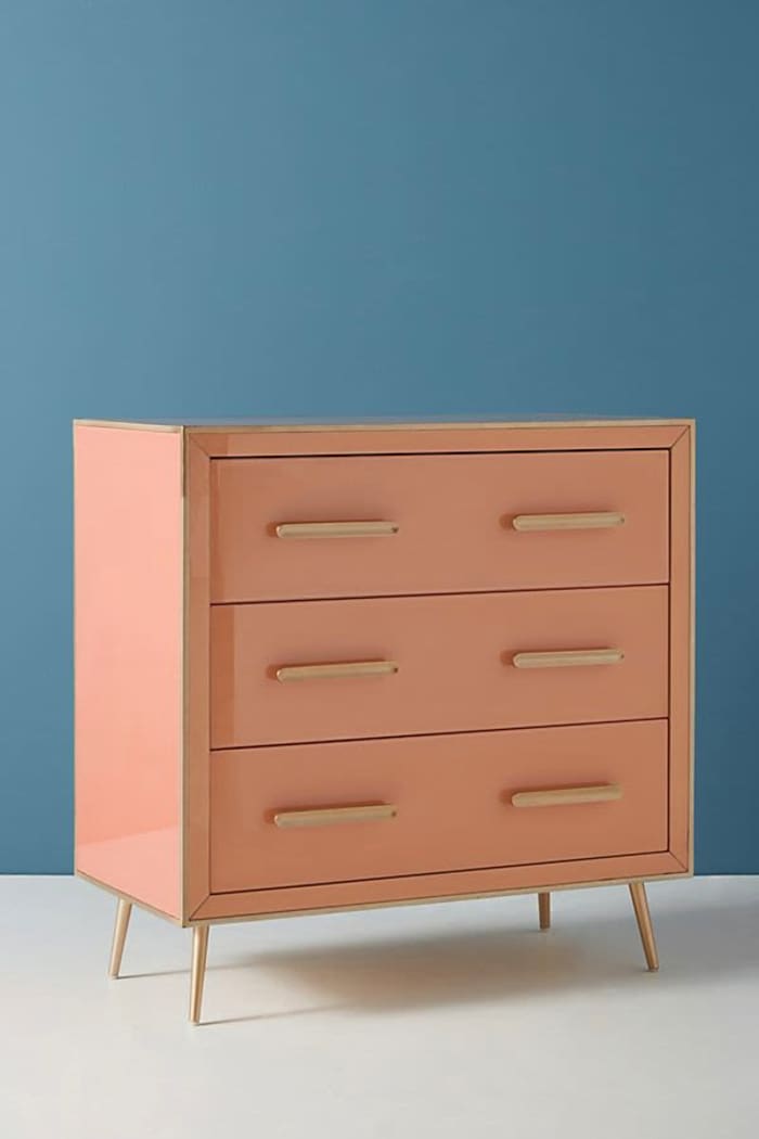 Dresser with wide drawers, perfect to hide waste before recycling it.
