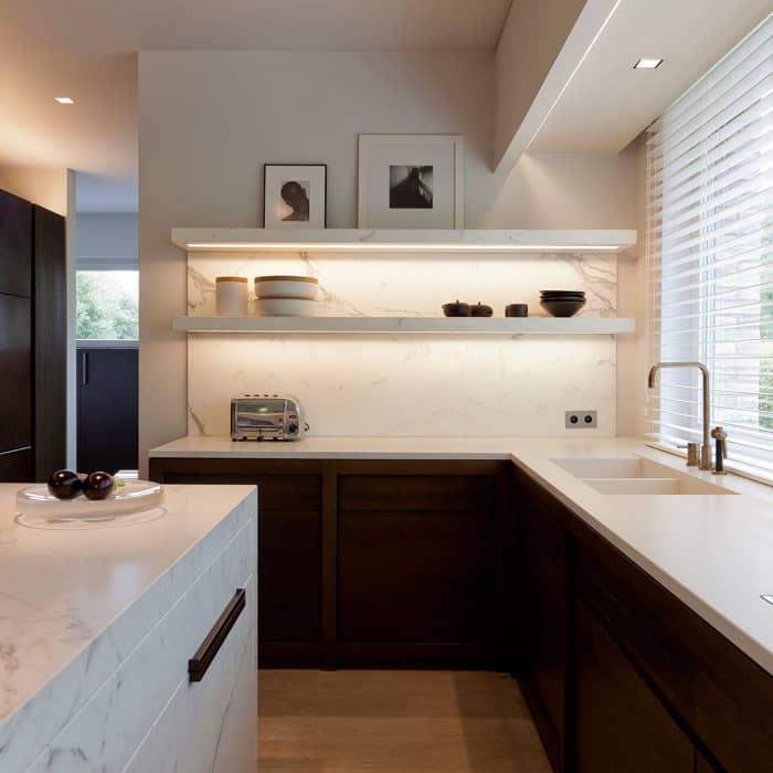 Minimalist kitchen design with lit shelves. Minimalist kitchen design with lit shelves.<span class="sr-only"> (opened in a new window/tab)</span>