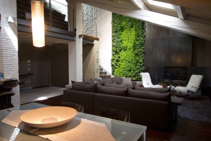 Full-height garden wall design in a modern apartment. Full-height garden wall design in a modern apartment.<span class="sr-only"> (opened in a new window/tab)</span>