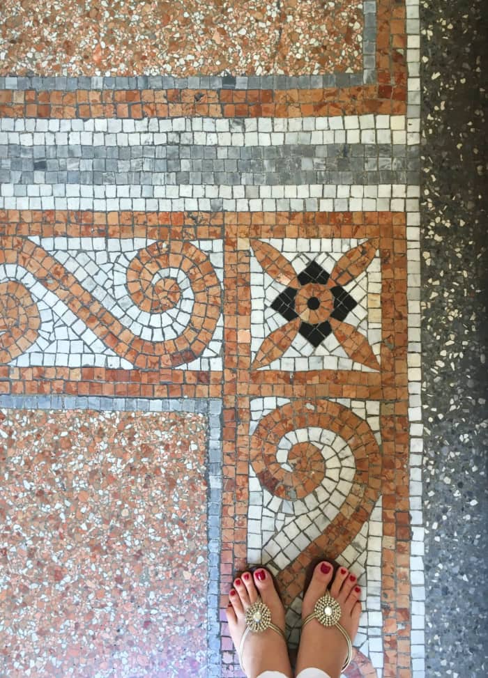 Mosaic flooring in the tones of grey, white and tan.<span class="sr-only"> (opened in a new window/tab)</span>