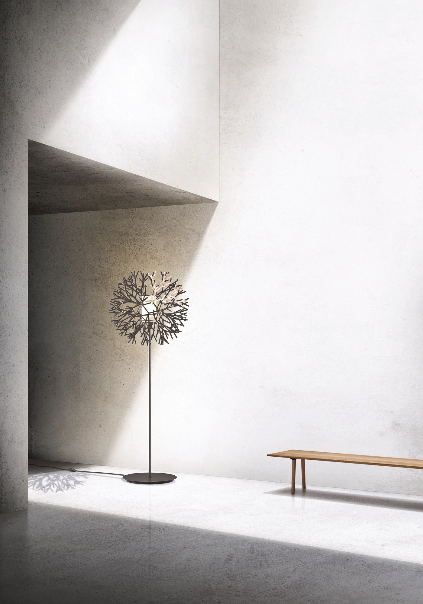 Floor lamp with round top reproducing the fractal pattern of branches.