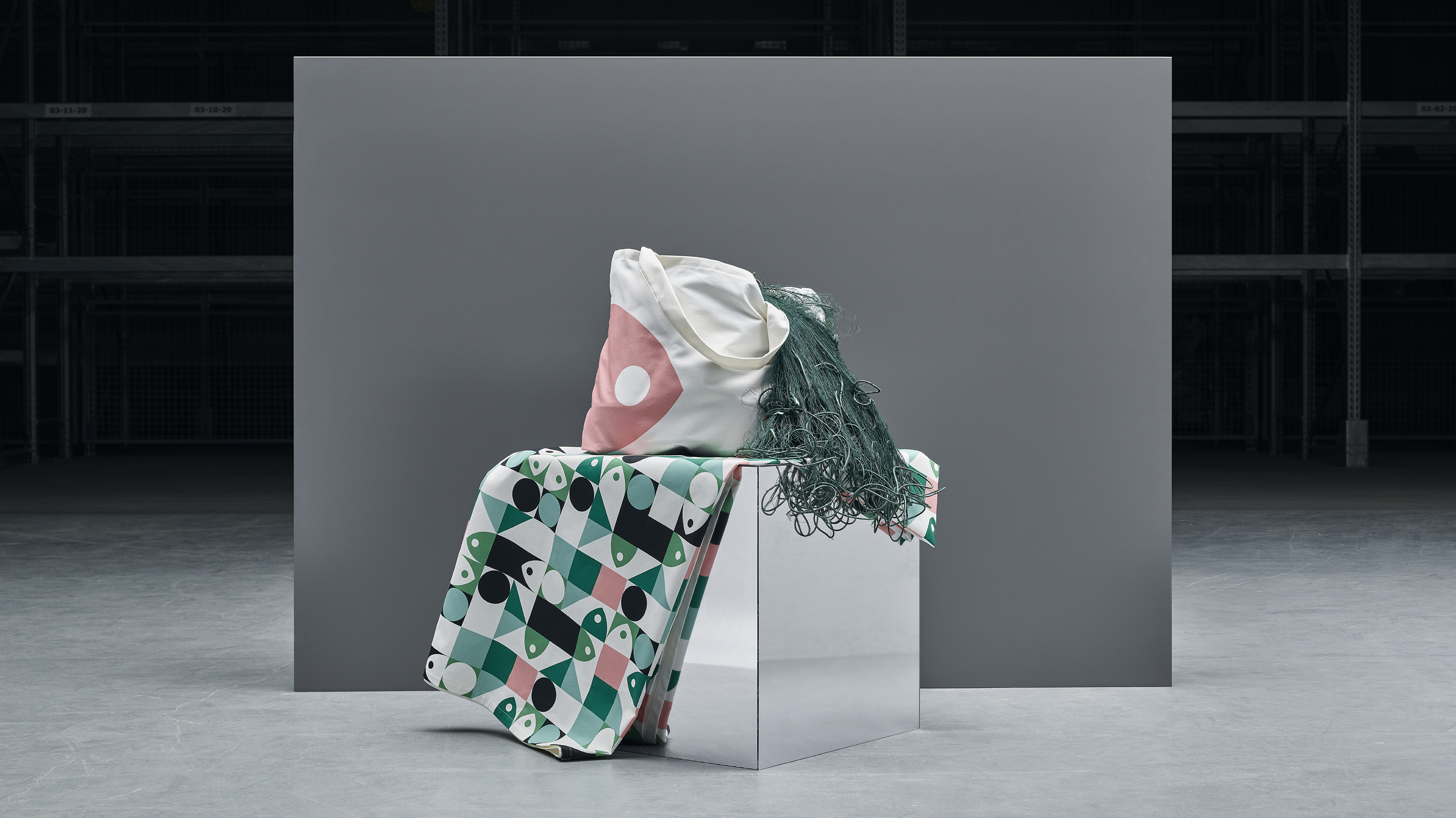 A tote bag and a tablecloth from IKEA's MUSSELBLOMMA collection.