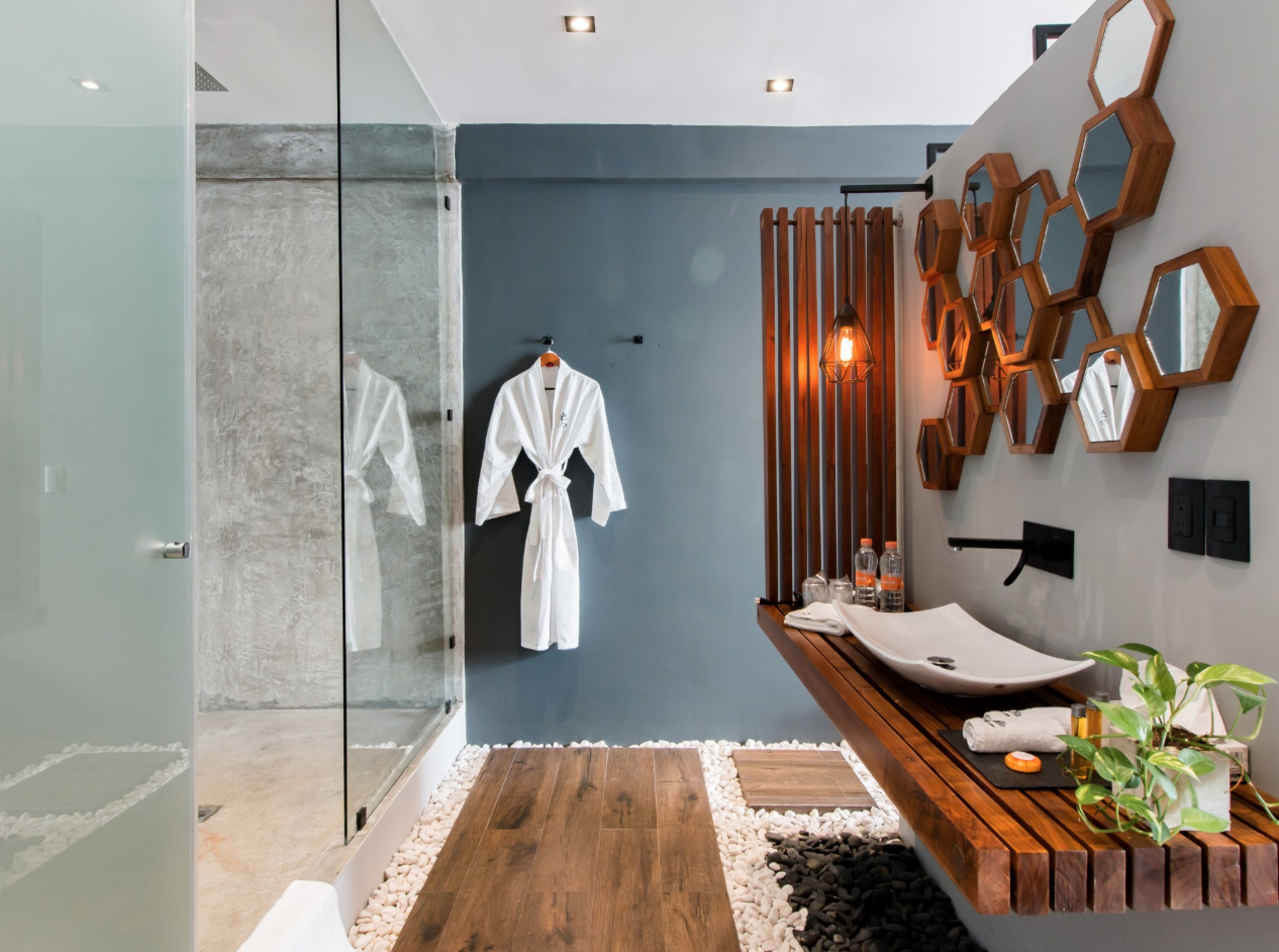Ensuite bathroom: view of the pebble and wood floor.