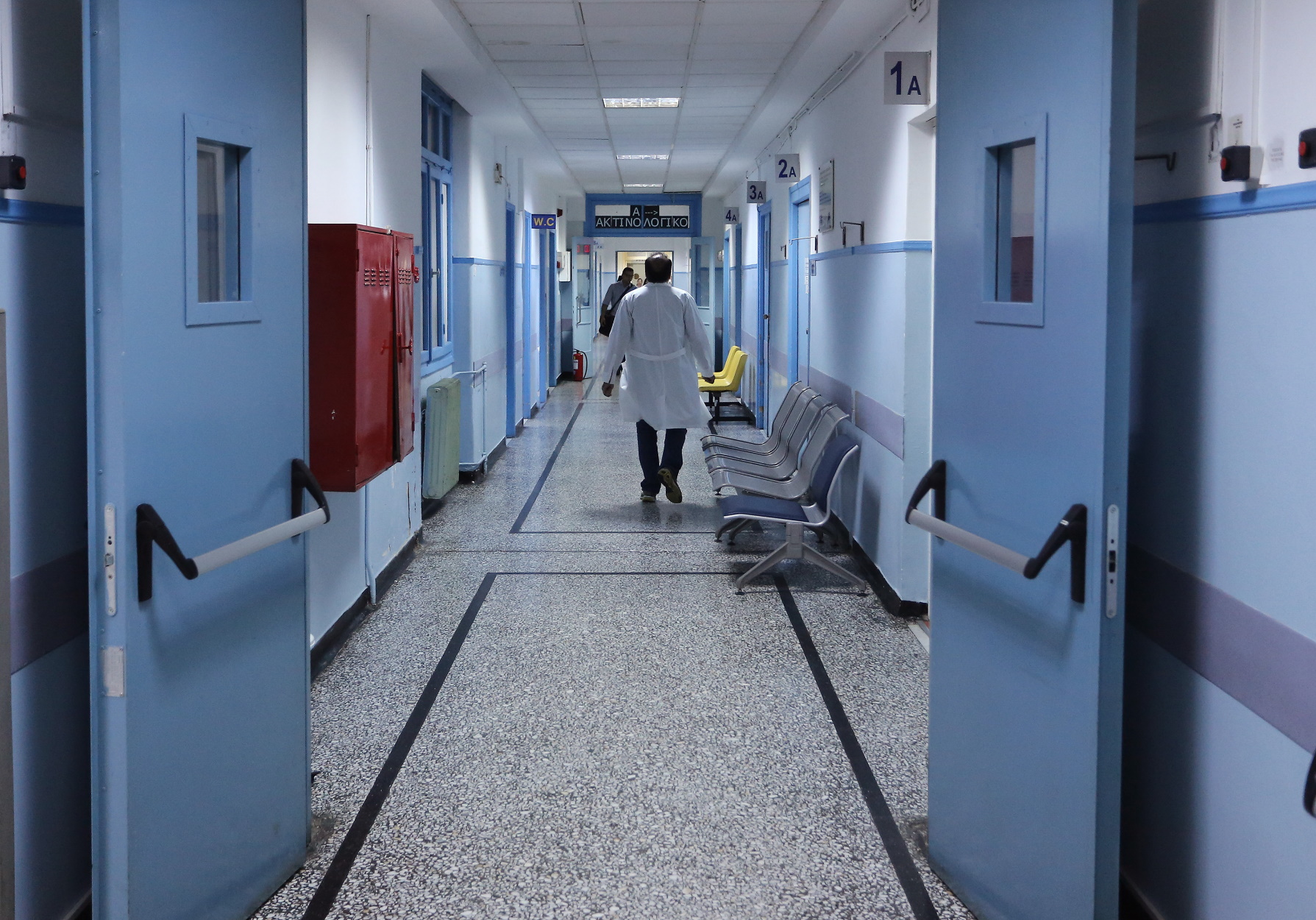 Больничный коридор с людьми