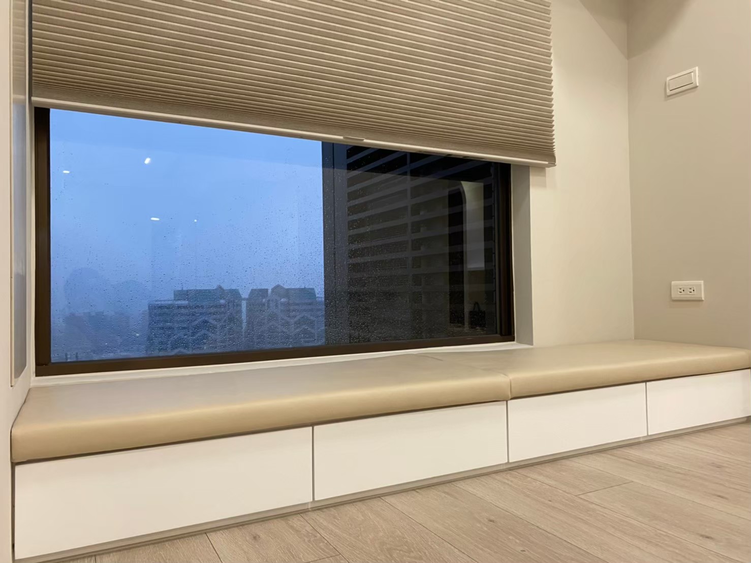 臥室飄窗臥榻-舒適坐墊-收納空間