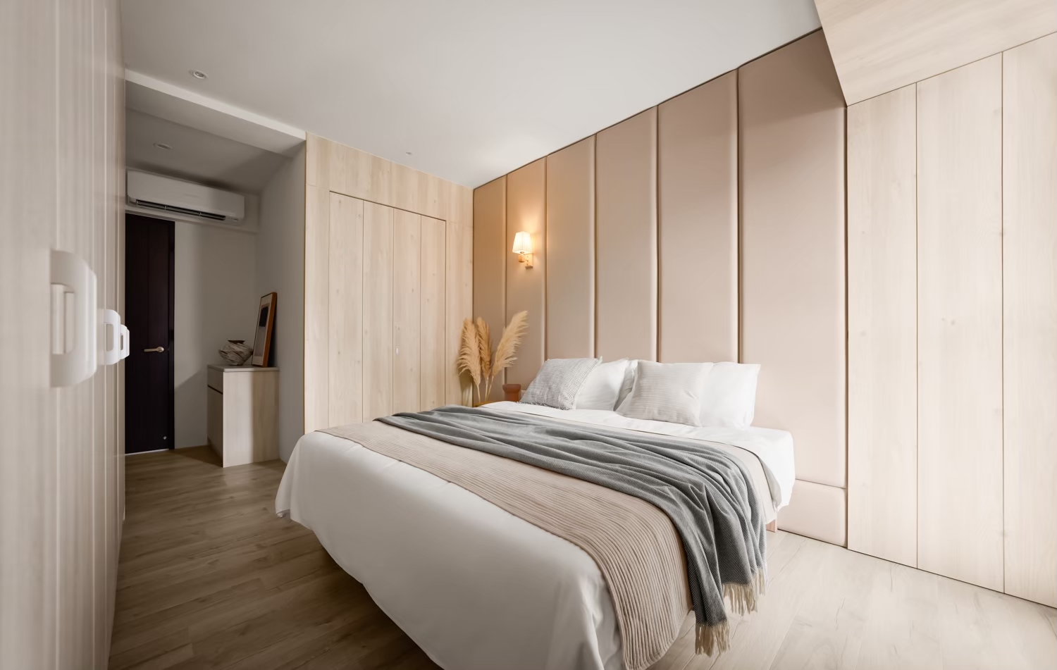 主臥室床頭裱布-質感提升-柔軟觸感