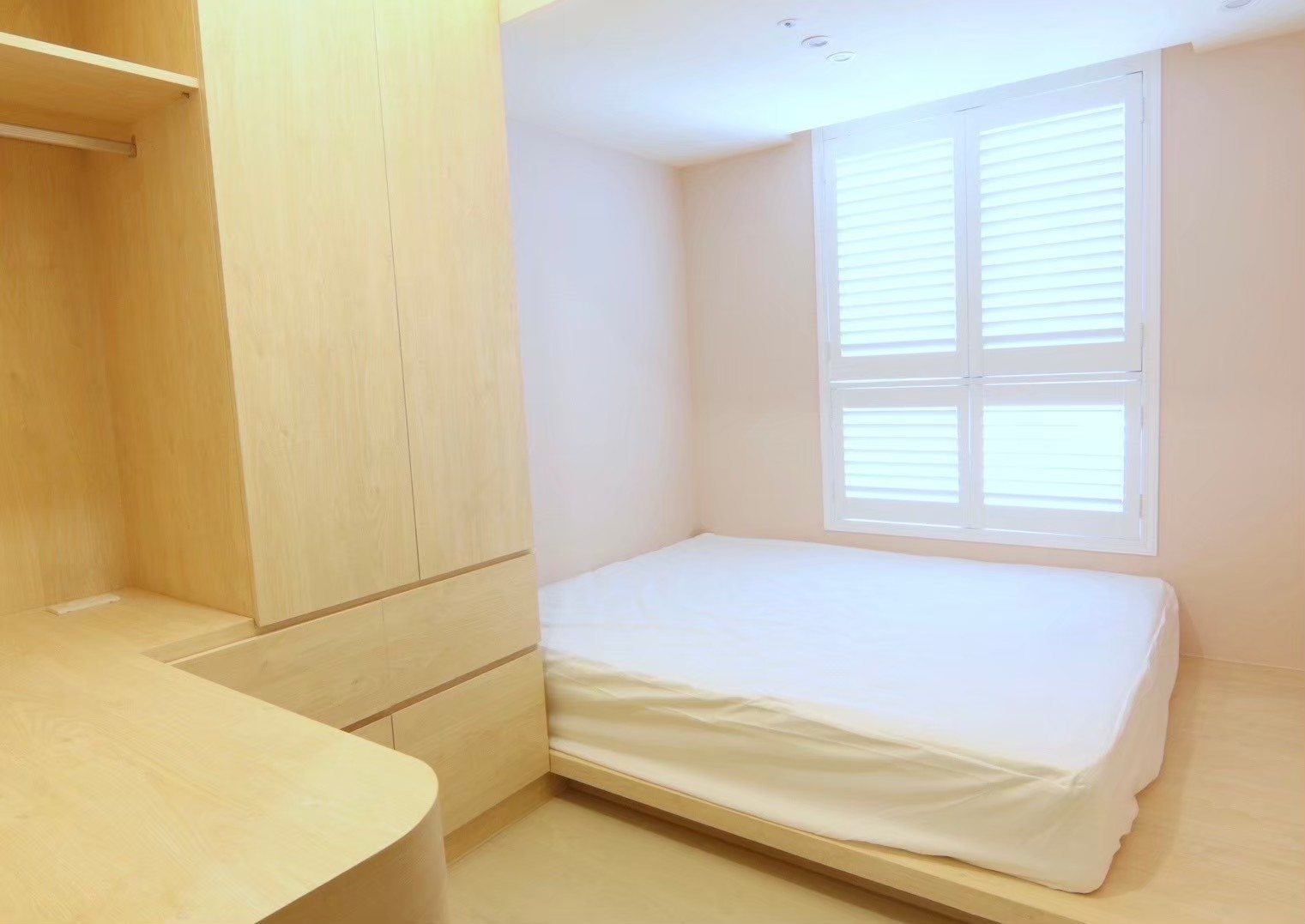 百葉窗清潔保養後呈現乾淨整潔的實木百葉窗