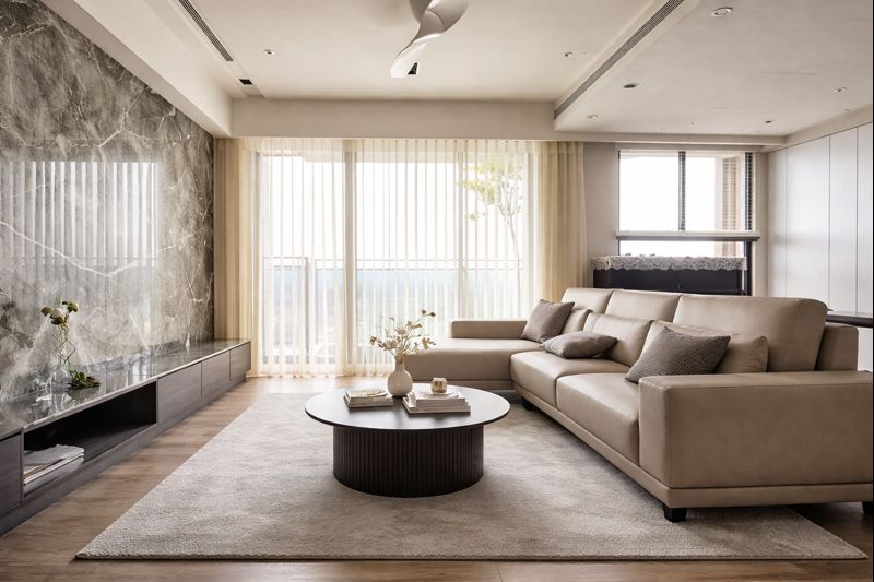 穿透簾客廳落地窗安裝，柔和光線穿越紗簾