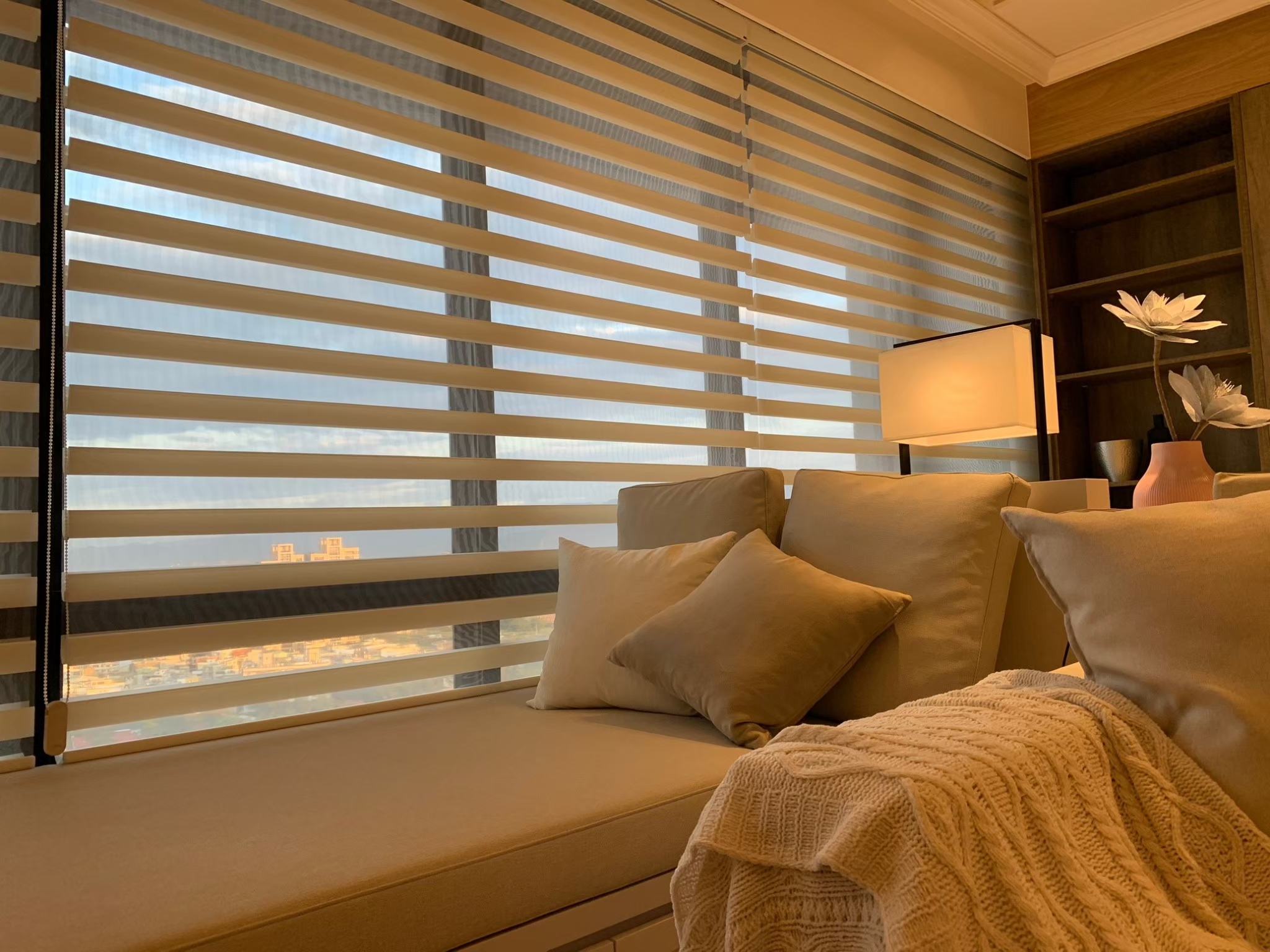 主臥或客廳絲柔百葉搭配遮光配置示意：雙布料或外加遮光捲簾以接近全暗