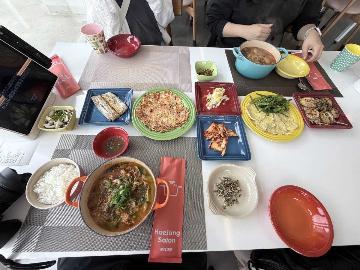 해장살롱 차돌해장국과 내장탕 한 상 차림