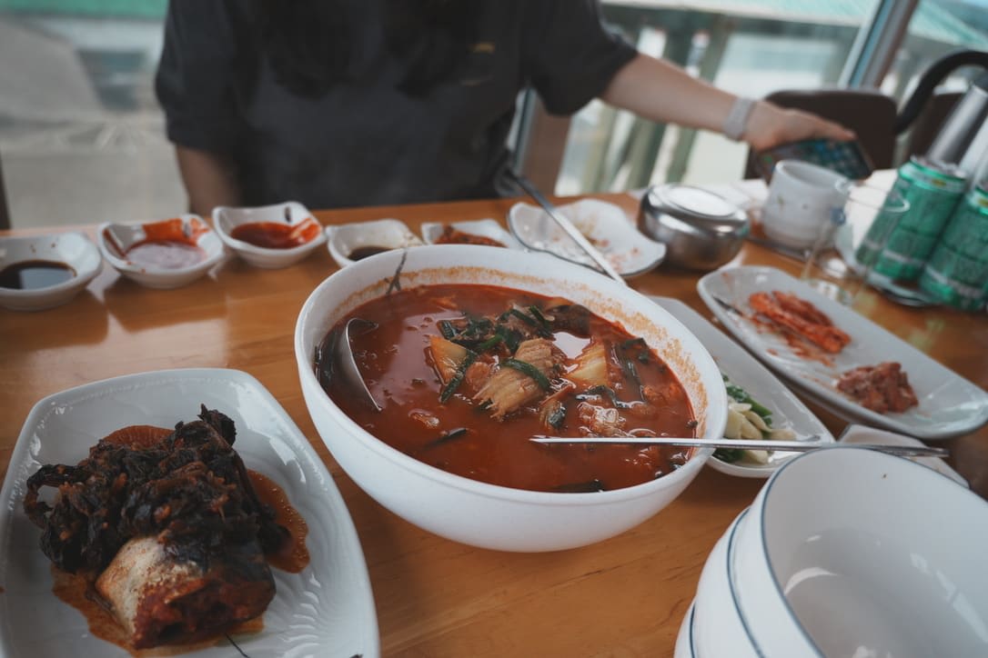 남경미락 제주 자리돔 회와 매운 국물 한 상 차림