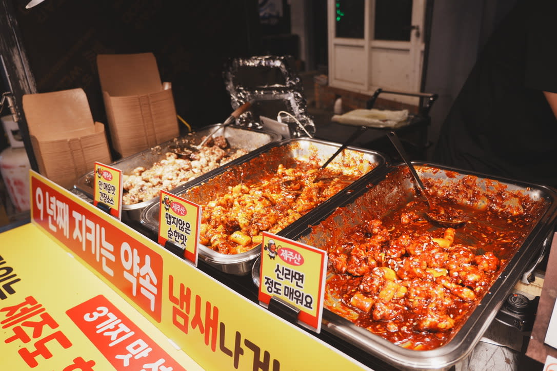 제주 올레시장 야시장 포장마차 낙지 문어 간판과 음식들