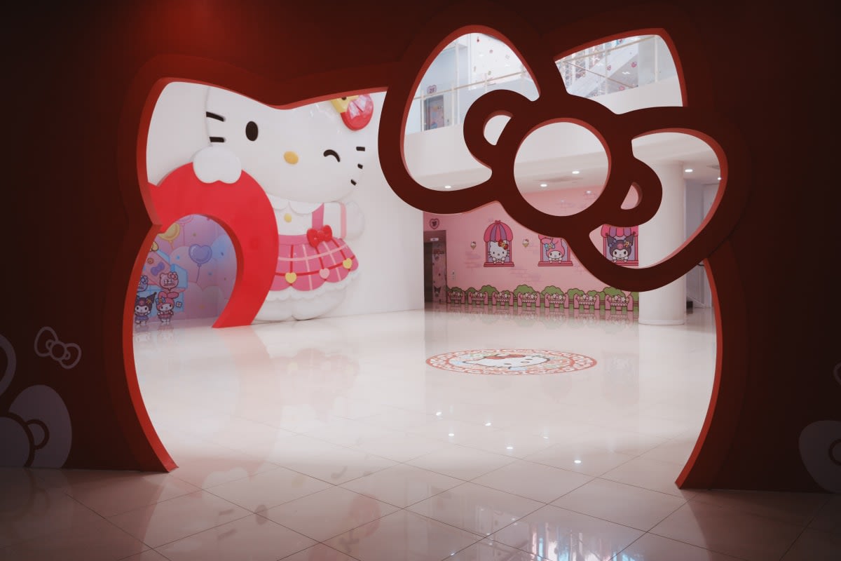 헬로키티 얼굴 모양 박물관 입구 — 흰색과 빨간색 설치물