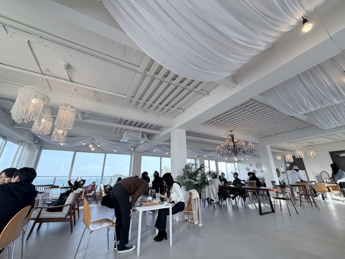 카페 메르디 2층 화이트 인테리어 샹들리에