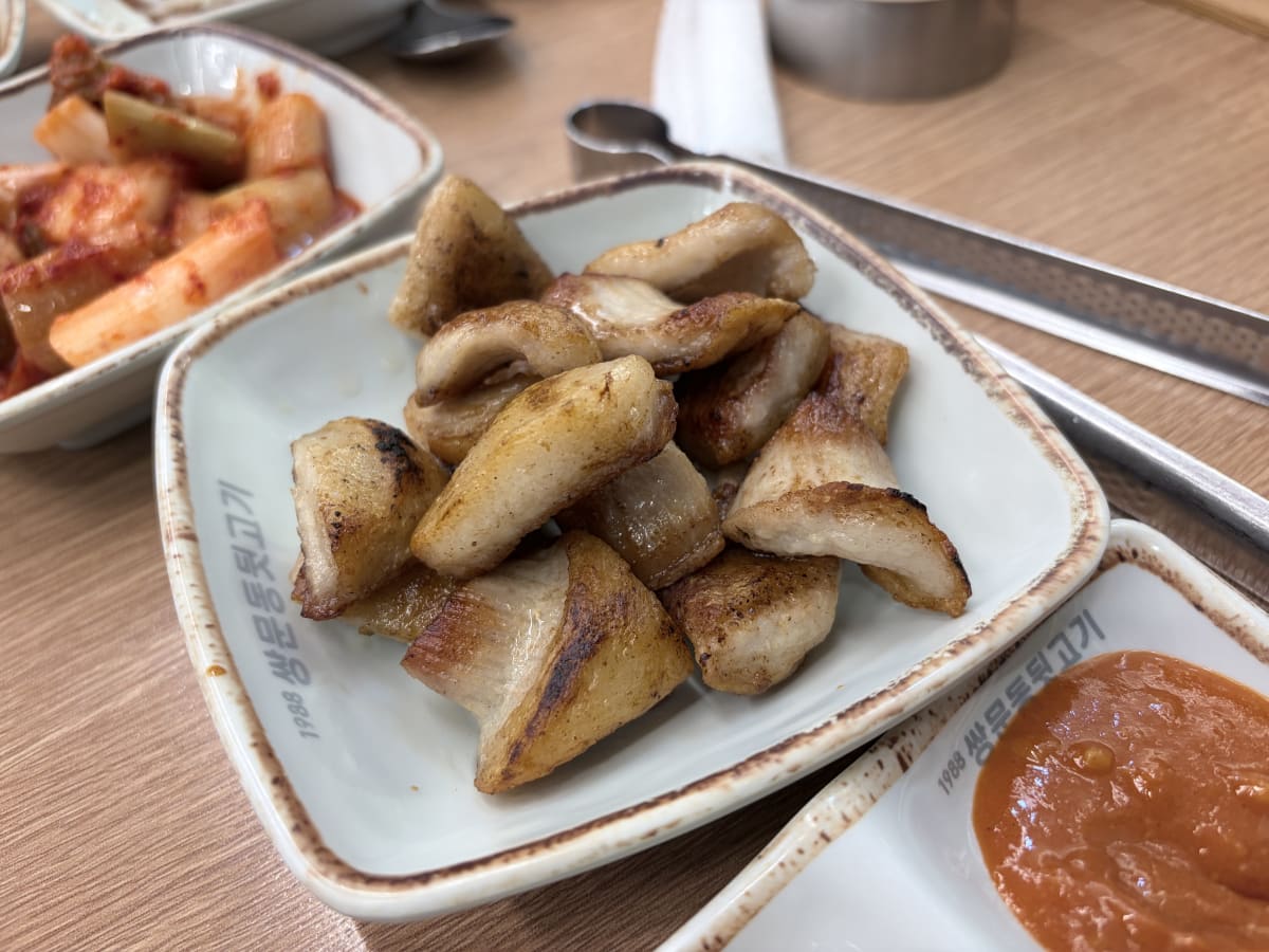 쌍문동뒷고기 백합살 구워진 통통한 한 점
