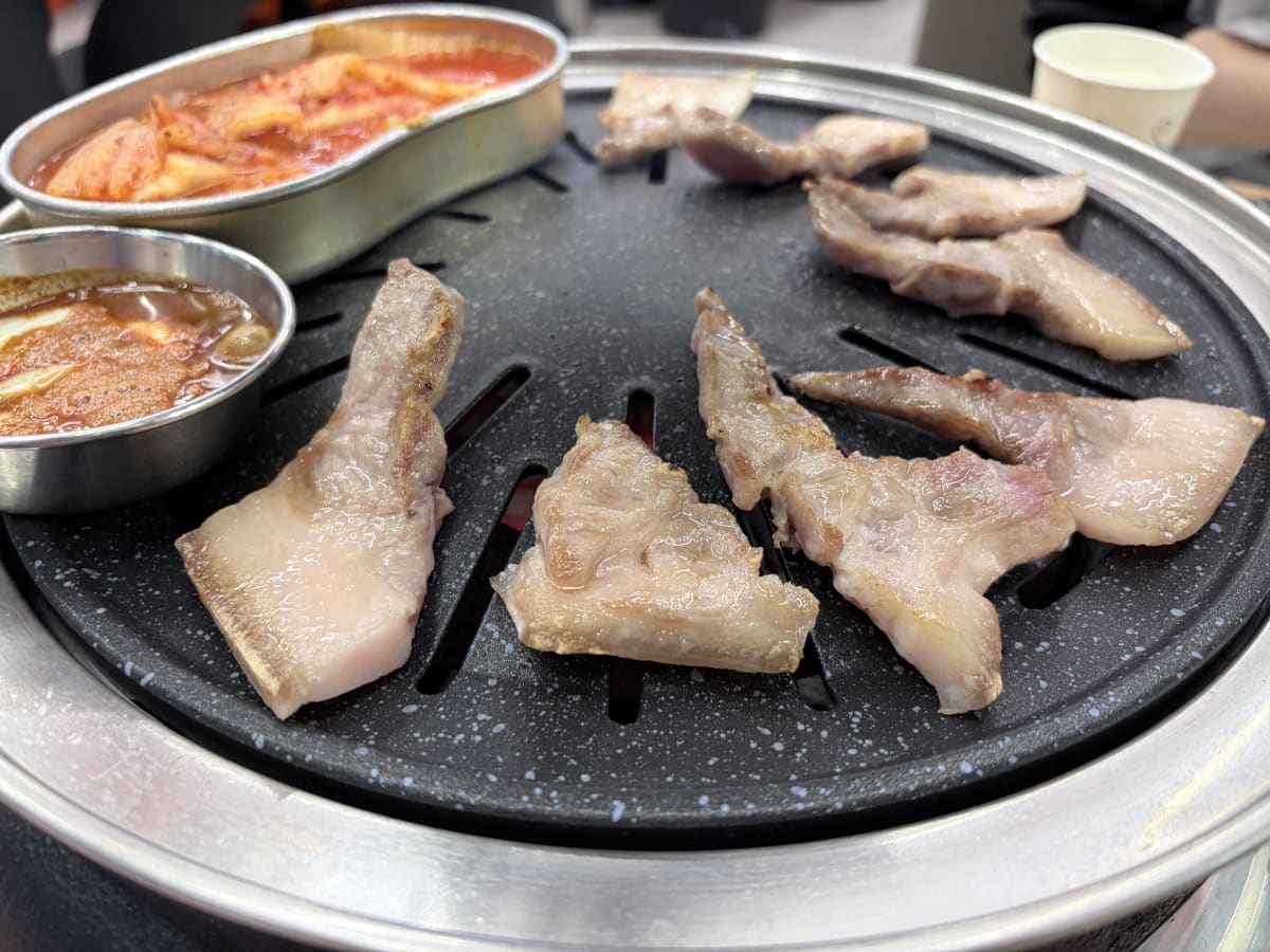 삼각살 굽는 중 삼각형 모양 선명
