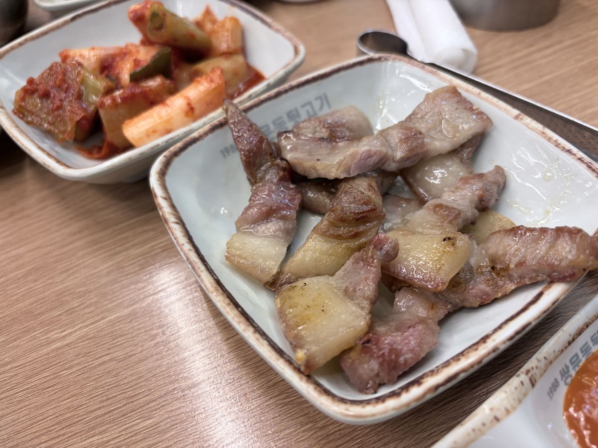 삼각살 구워진 것 그릇에 담긴