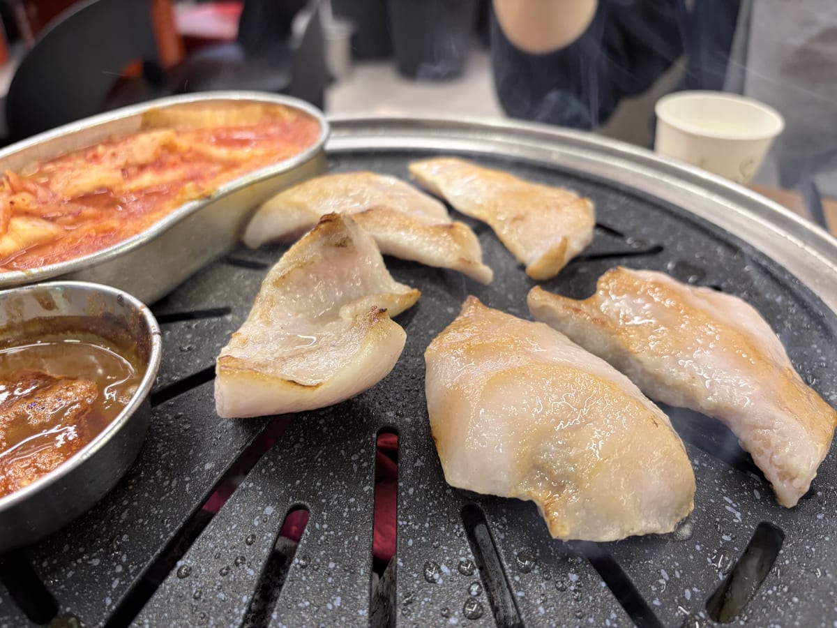 백합살 불판에 올린 직후 통통한 생고기