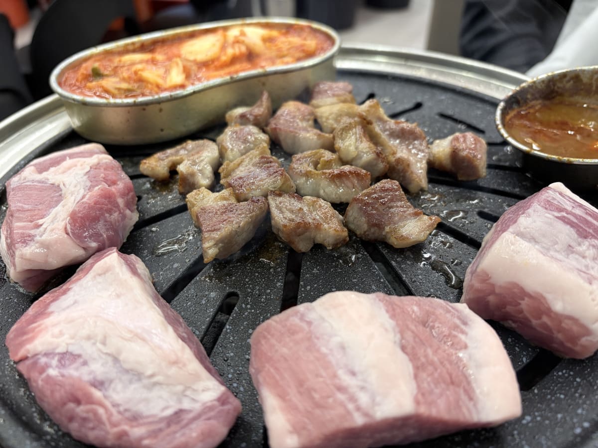 등심덧살 생고기와 익힌 고기 함께