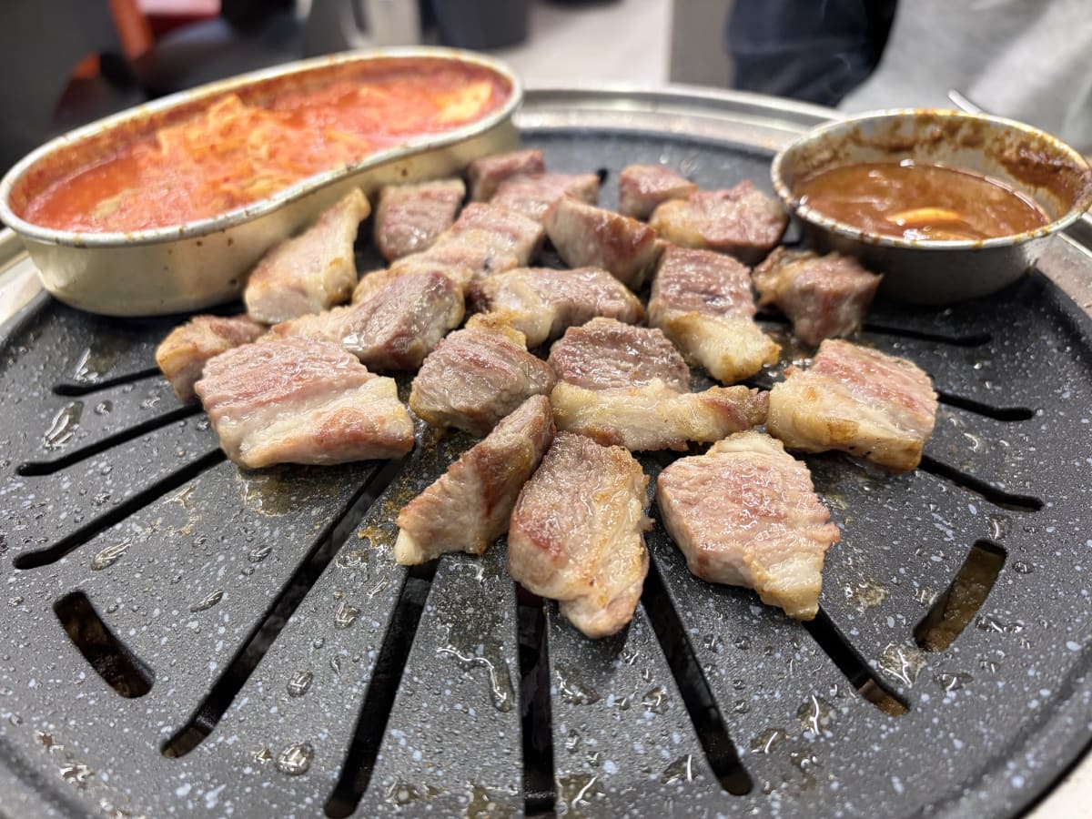 등심덧살 불판에서 익어가는 중