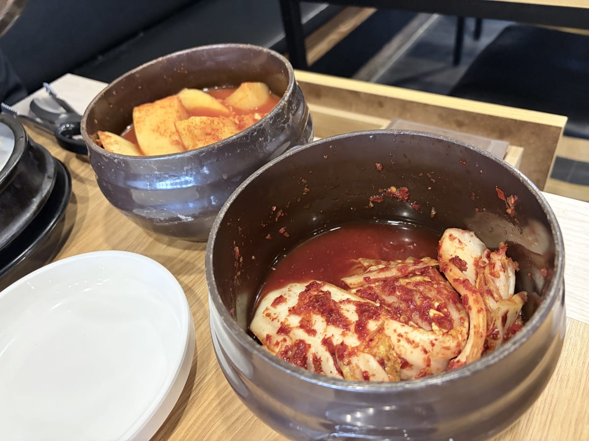 봉천설렁탕 배추김치와 깍두기 큰 통에 담긴 모습