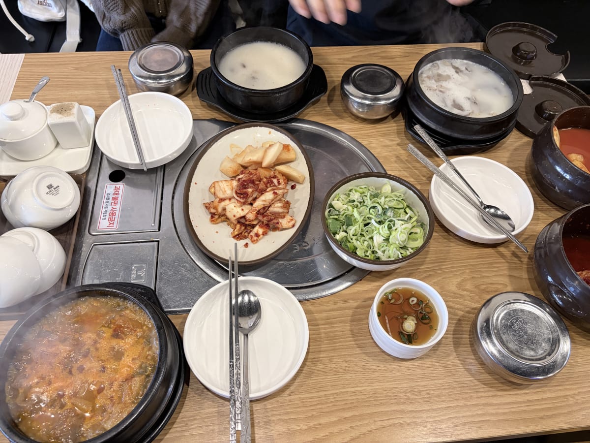 봉천설렁탕 전체 상차림 얼큰국밥 설렁탕 소머리곰탕 왕만두